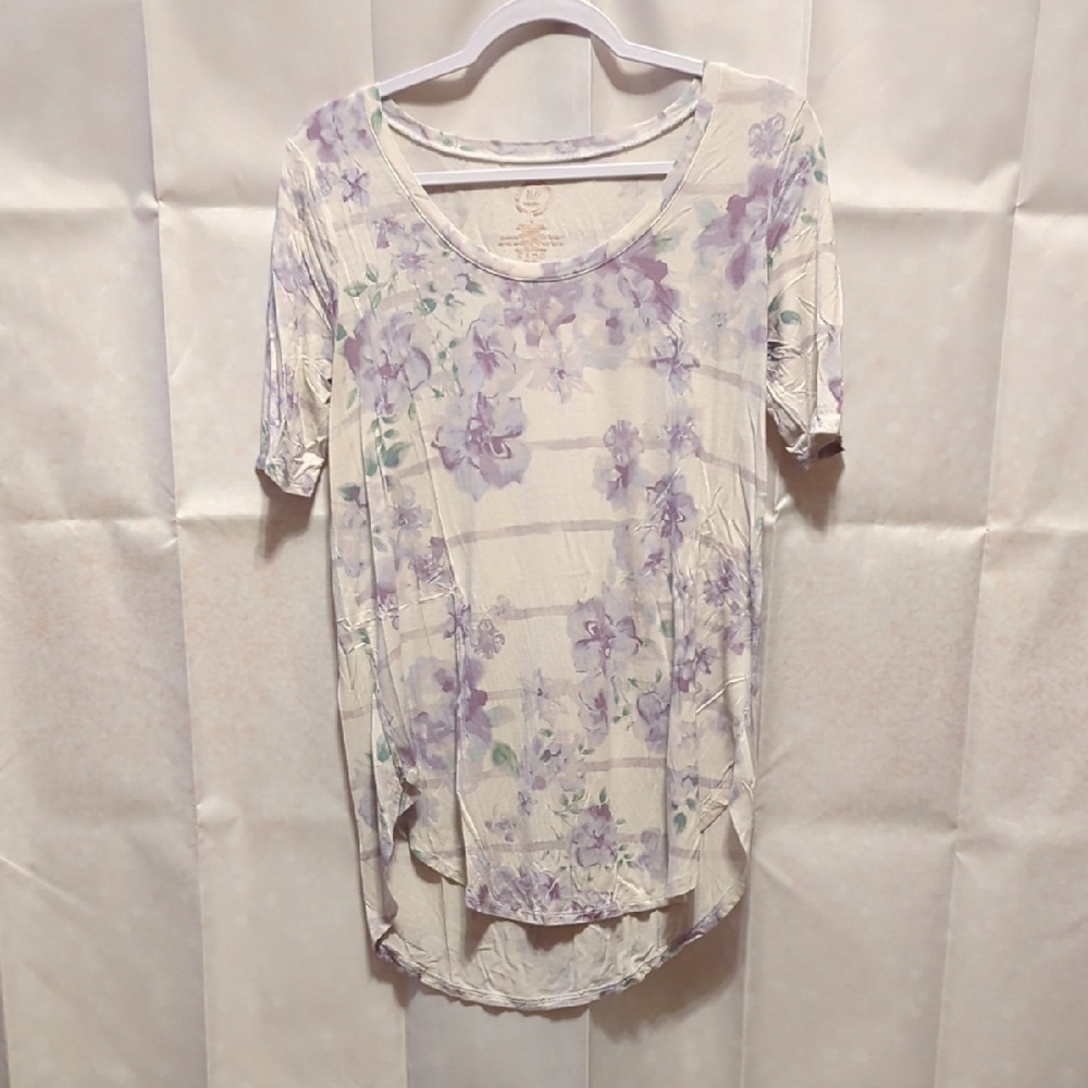 Maurices Cream and Lavender Floral Short Sleeve Top